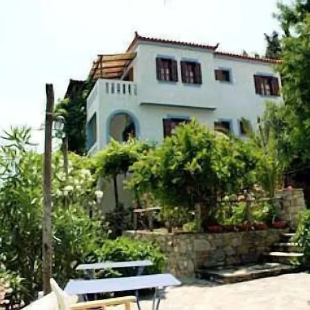 Konstantina Studios Aparthotel 4*