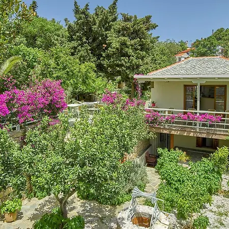 Ξενοδοχείο με διαμερίσματα Konstantina 3*