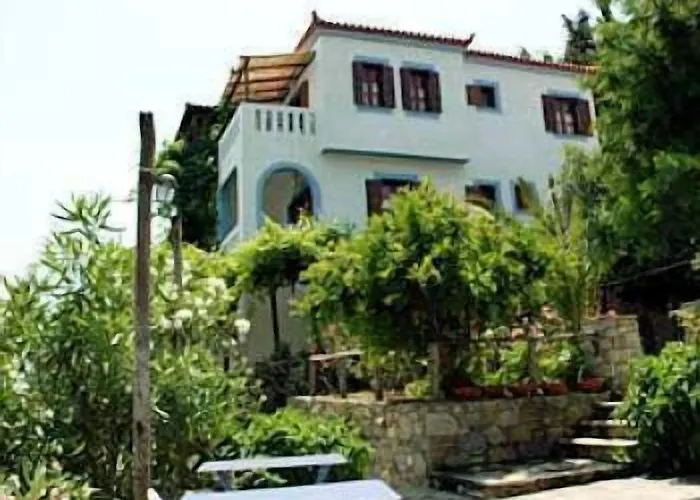 Konstantina Studios Aparthotel 4*